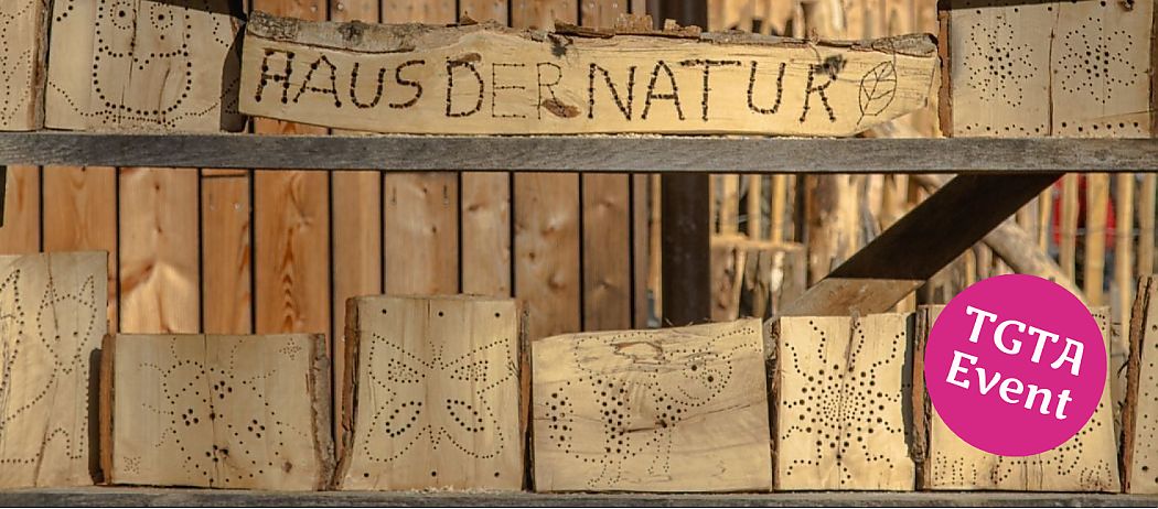 Bienenhotel aus Holz mit dem Schriftzug &#34;Haus der Natur&#34;